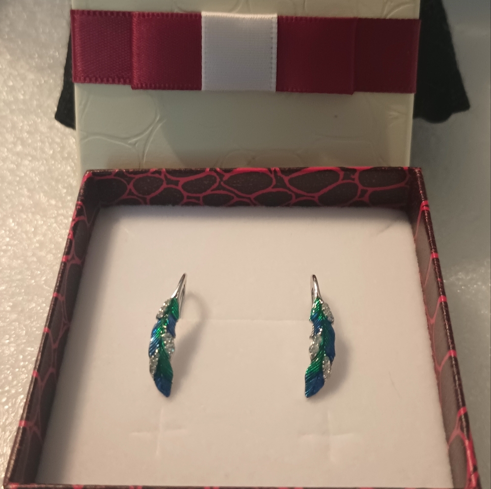 Elegant Sterling Silver Feather Earrings - Picture 14 of 16